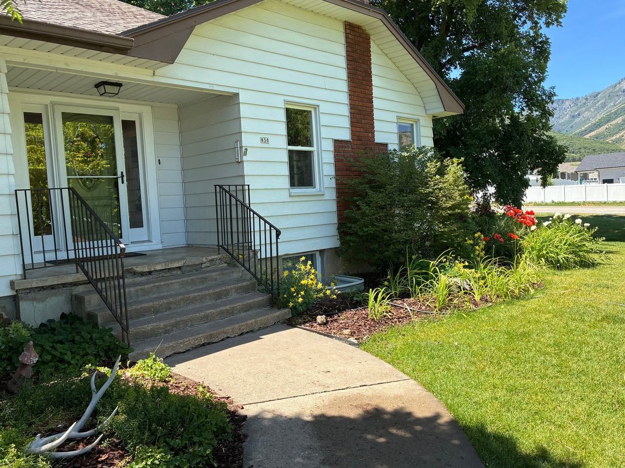 830 S Center St - Photo 2 of 13