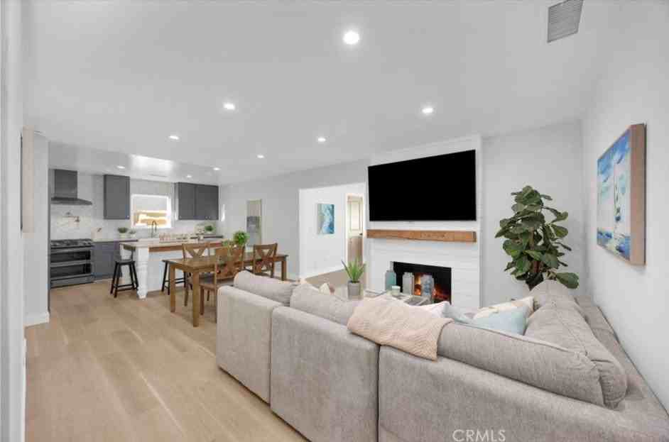 8326 Fontainbleau Way - Photo 7 of 11