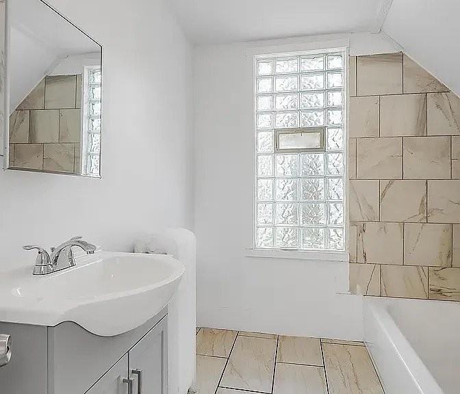2124 Fremont Ave N - Photo 2 of 7