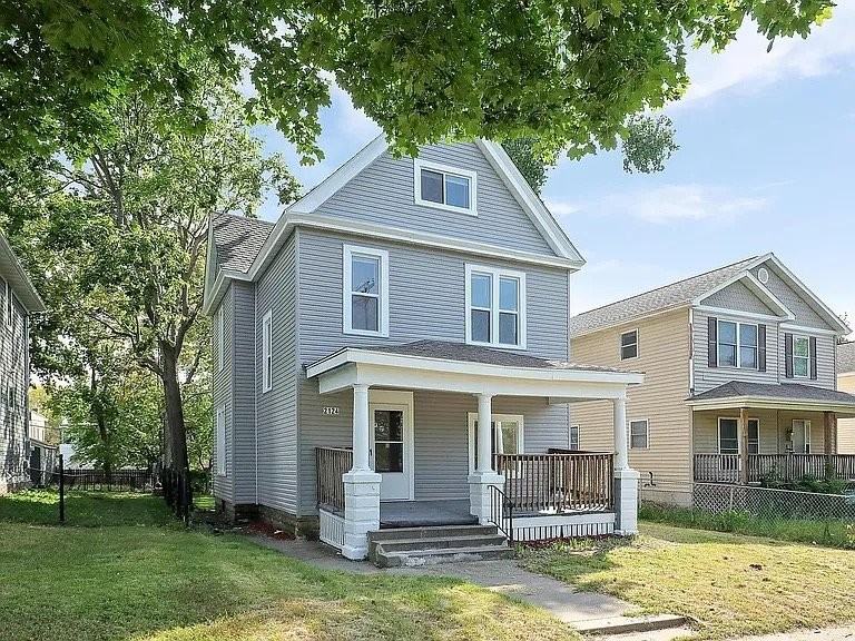 2124 Fremont Ave N - Photo 3 of 7