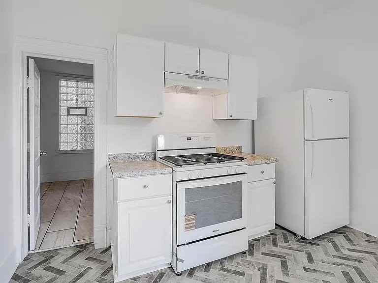 2124 Fremont Ave N - Photo 6 of 7