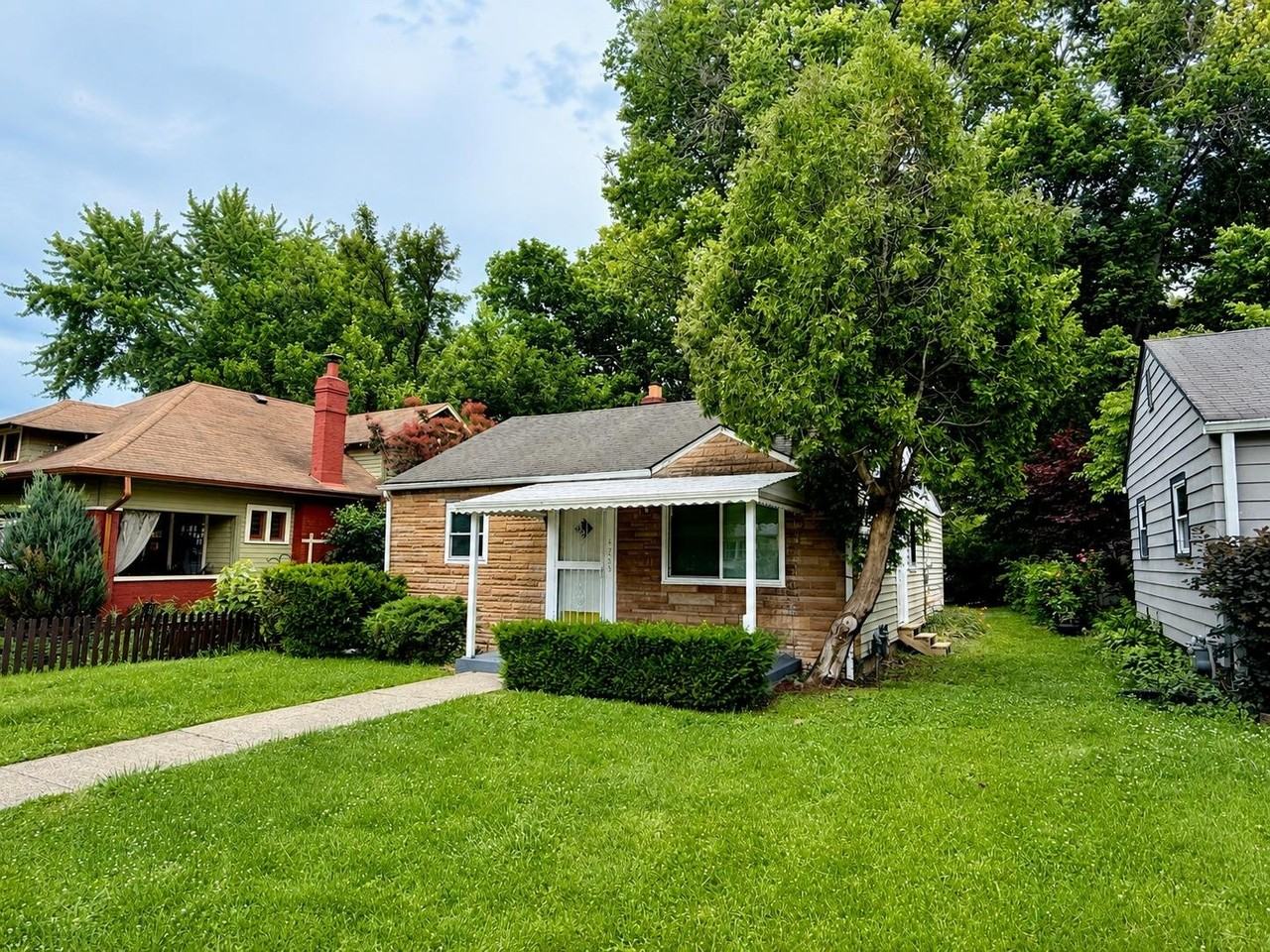 4235 Rookwood Ave - Photo 2 of 17
