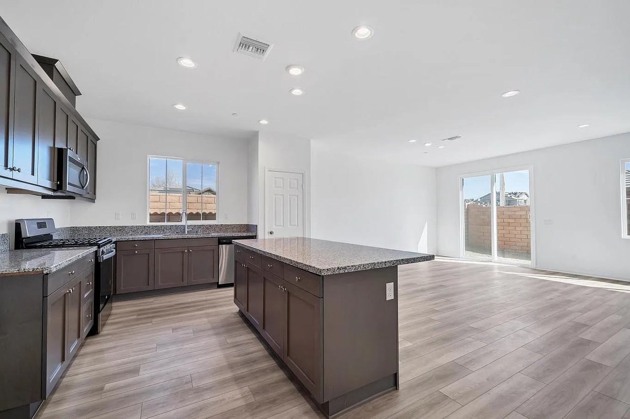 3315 S Primerose Dr - Photo 4 of 13