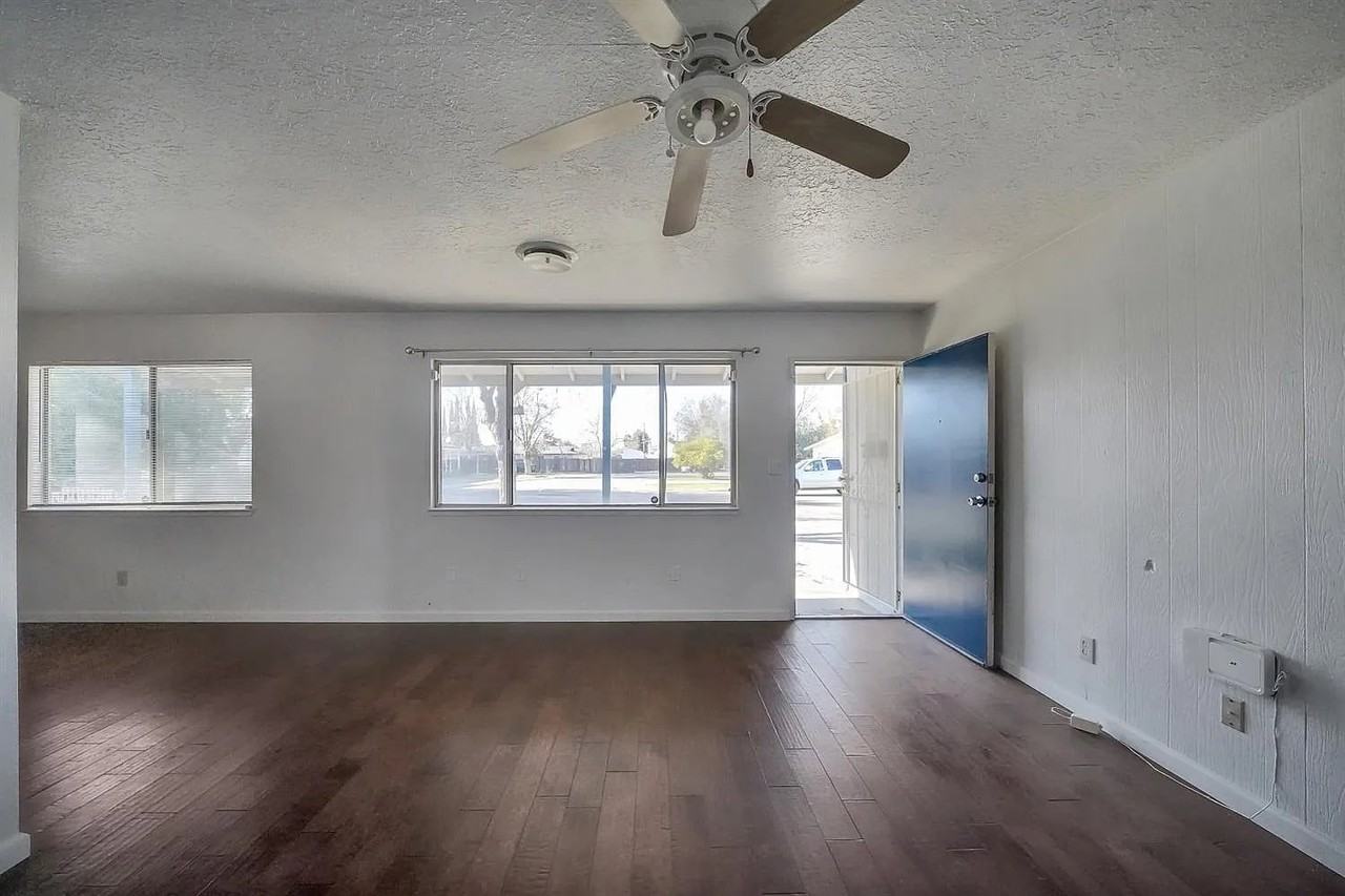 1101 Snead Dr - Photo 3 of 7