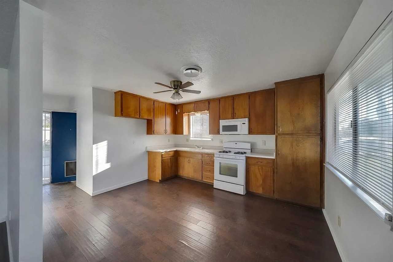1101 Snead Dr - Photo 4 of 7