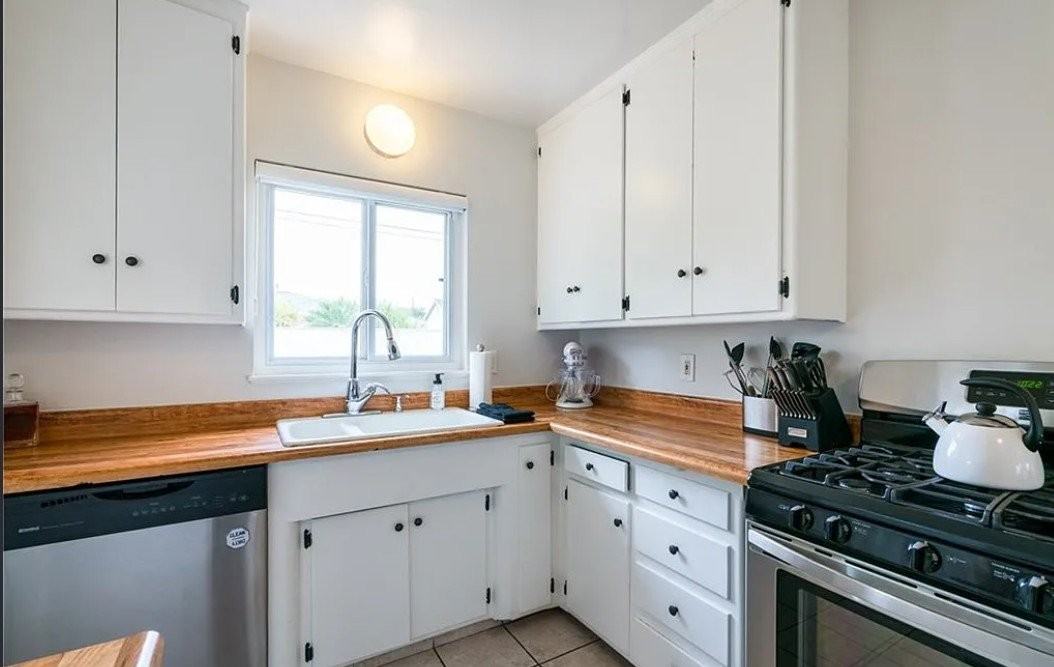 2219 Albury Ave - Photo 3 of 8