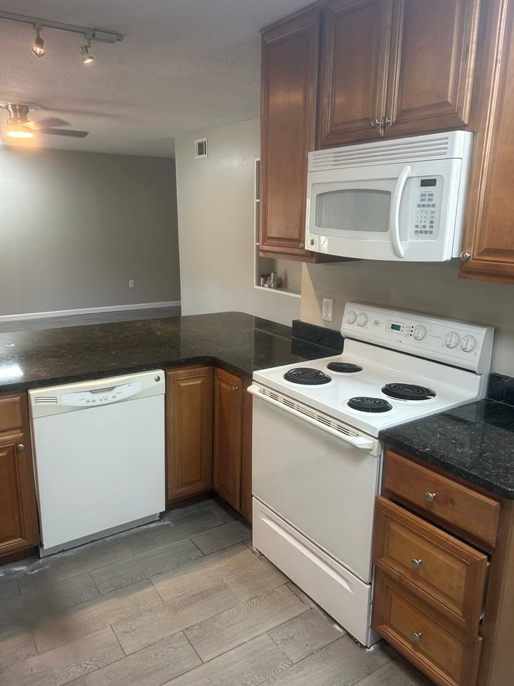 401 Marshall Ct Nw #1 - Photo 3 of 10