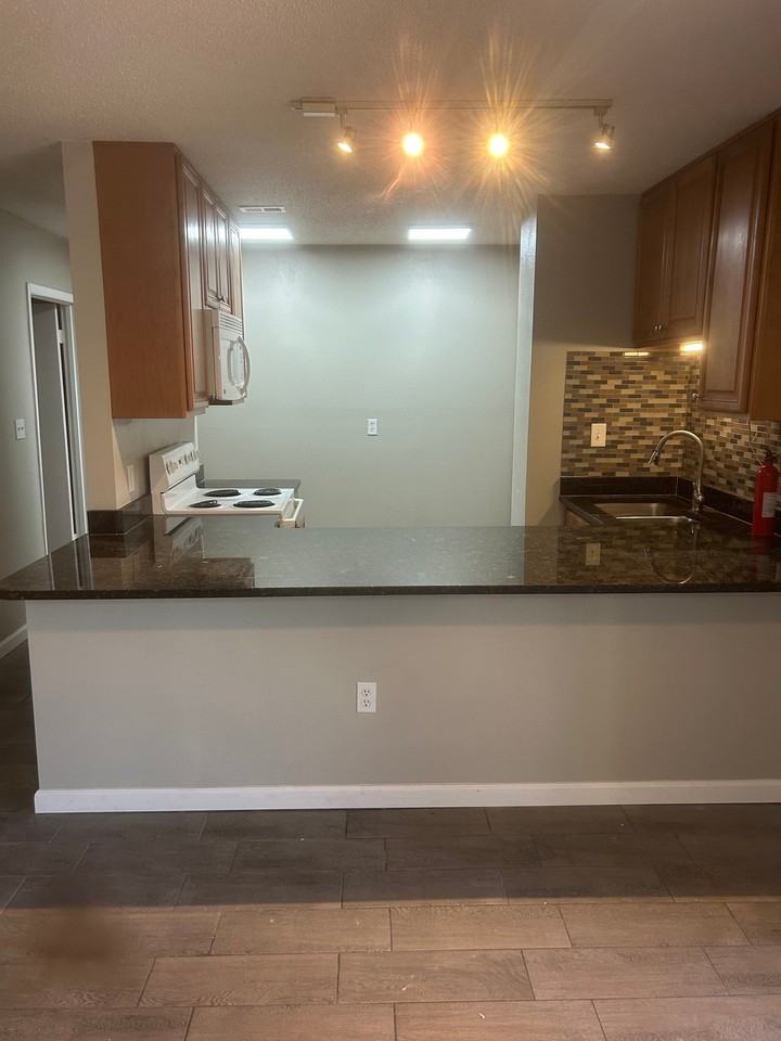 401 Marshall Ct Nw #1 - Photo 4 of 10