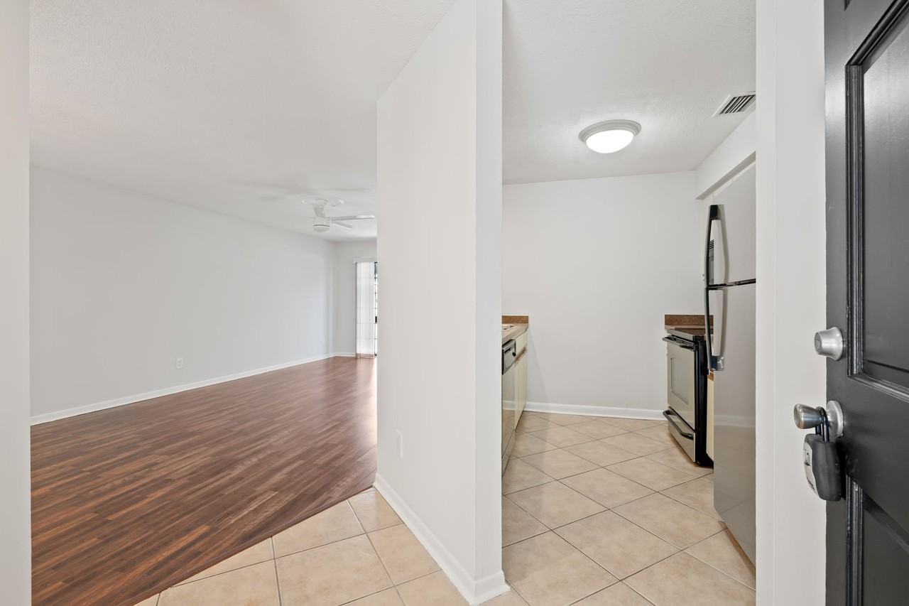 210 S Habana Ave #210A - Photo 3 of 14