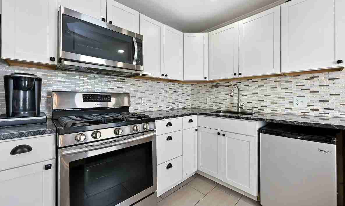 1554 Capitol Ave - Photo 3 of 13
