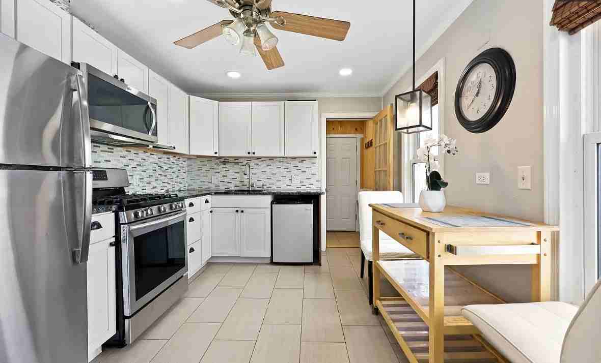 1554 Capitol Ave - Photo 4 of 13