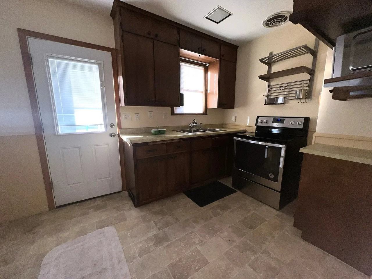 3318 Pierce St Ne - Photo 4 of 8
