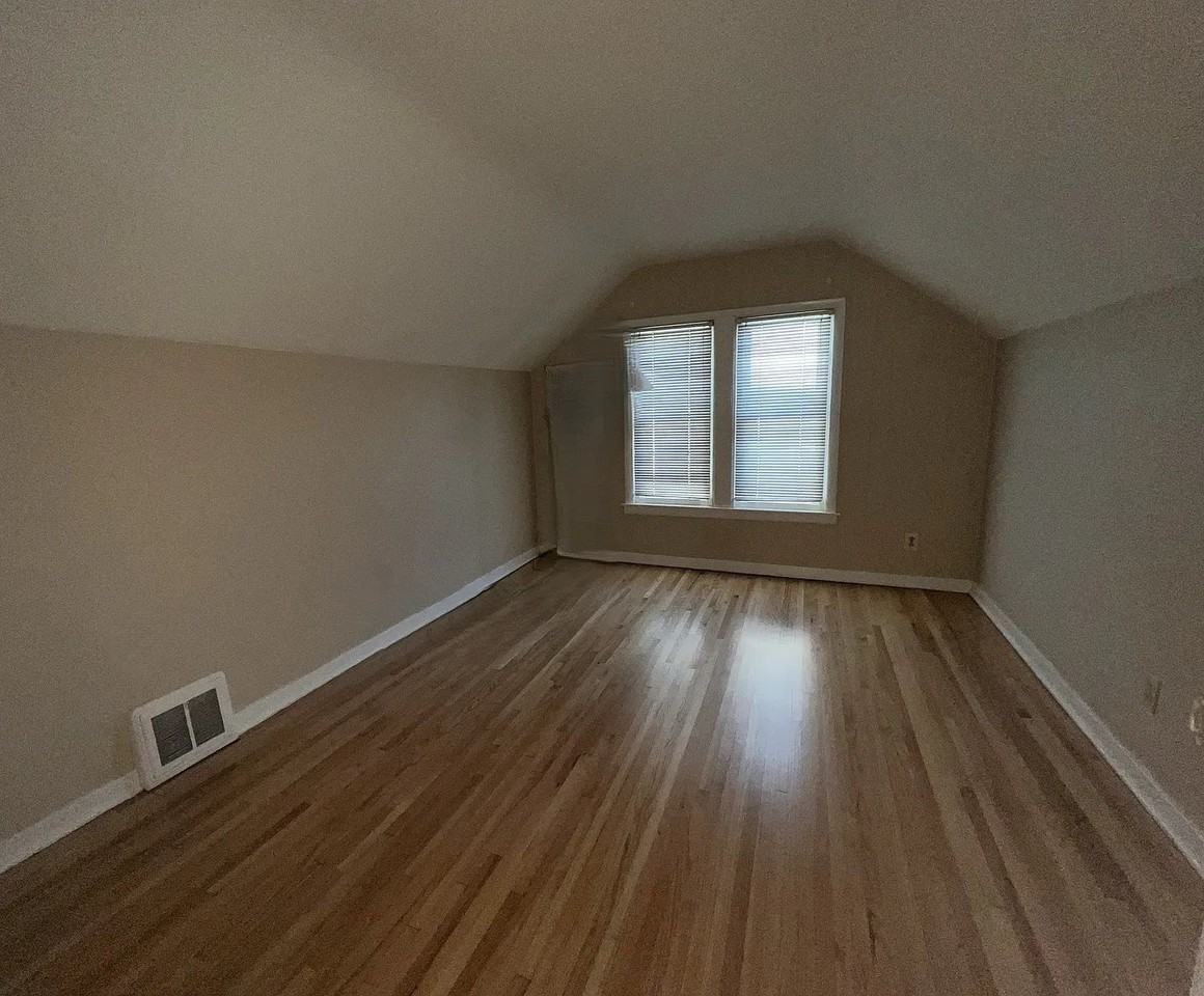 3318 Pierce St Ne - Photo 6 of 8