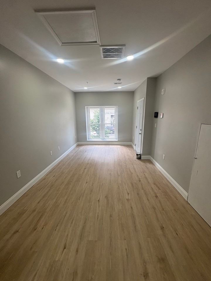 2105 Maryland Ave - Photo 3 of 20