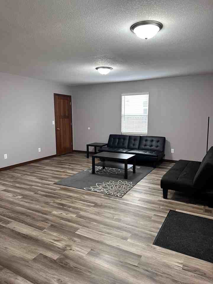 911 S Main St - Photo 6 of 18