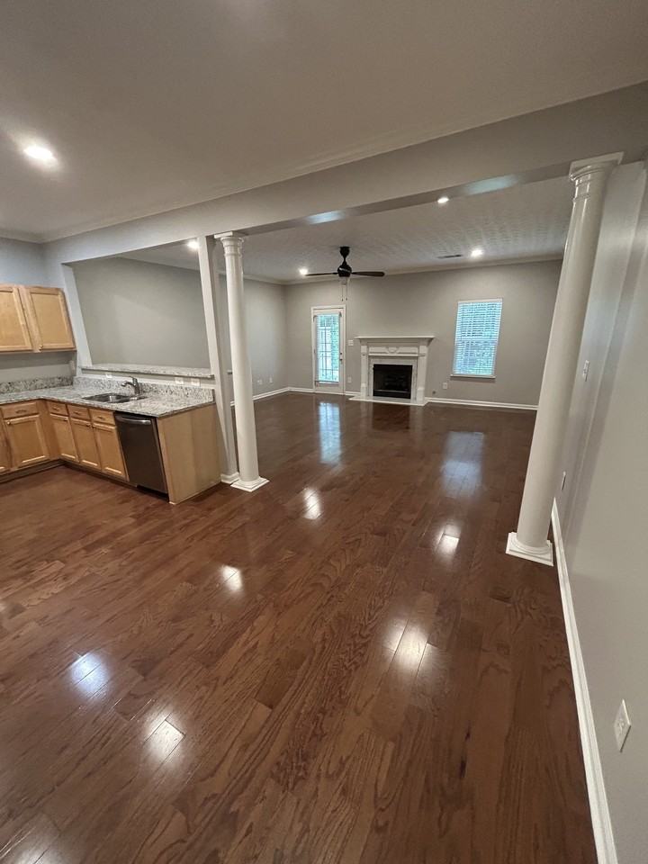 2903 Greyhawk Ln - Photo 2 of 15