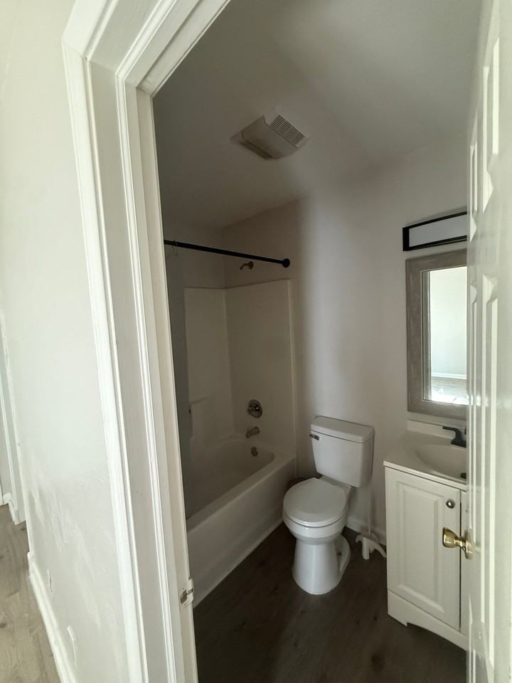 814 Robinson St - Photo 2 of 9