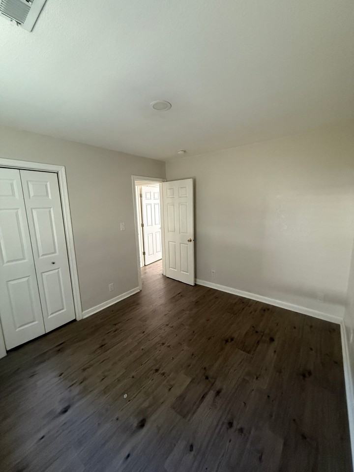 814 Robinson St - Photo 4 of 9