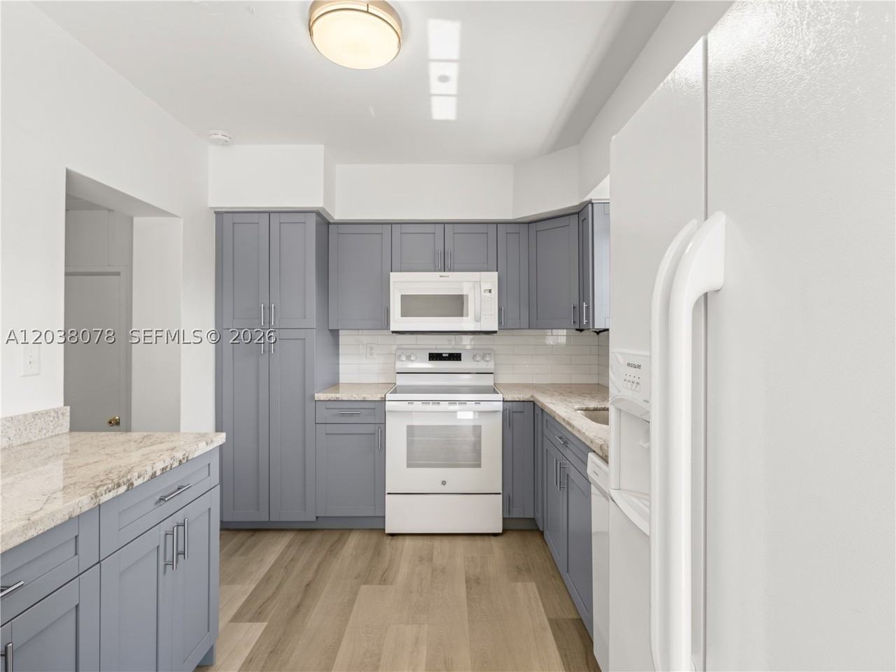 7591 Pierce St - Photo 4 of 26