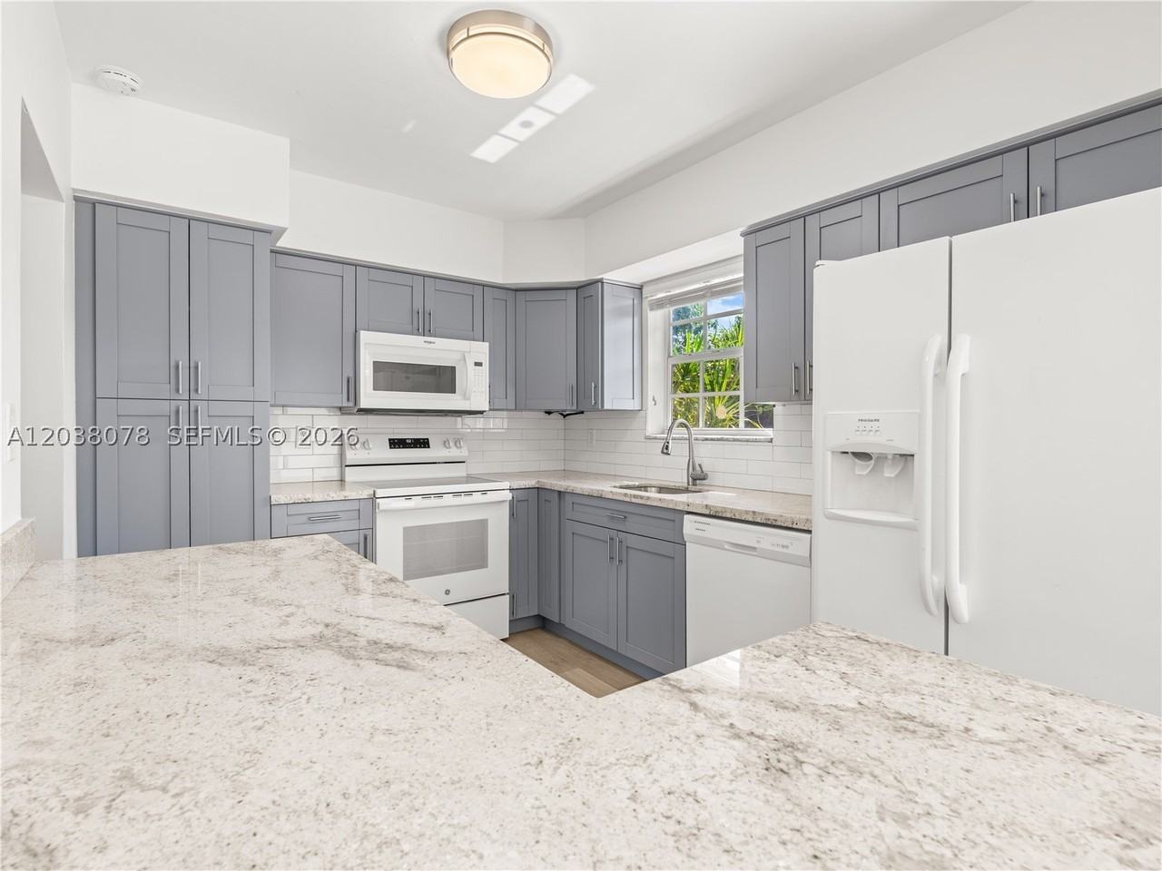 7591 Pierce St - Photo 5 of 26