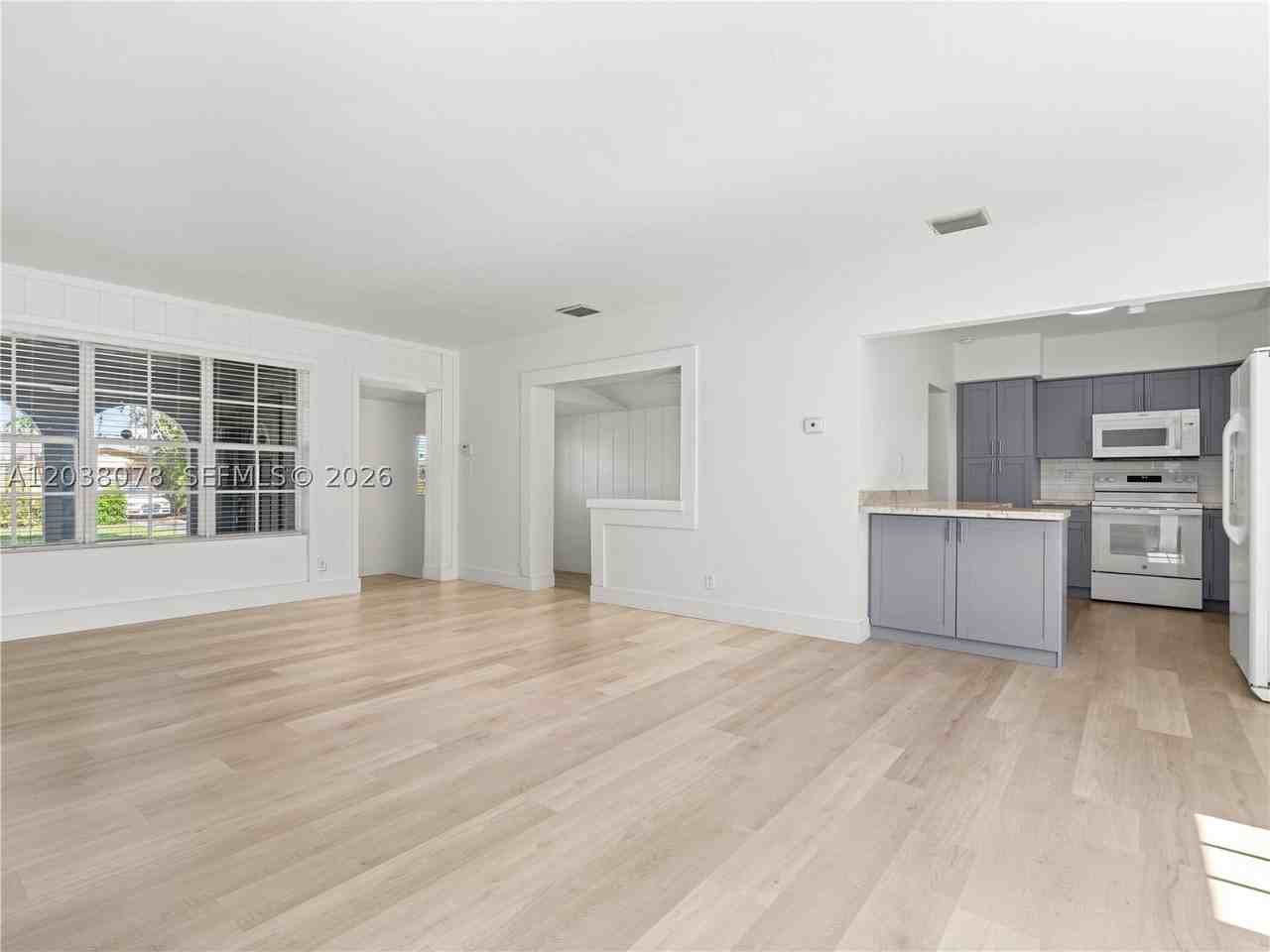 7591 Pierce St - Photo 7 of 26