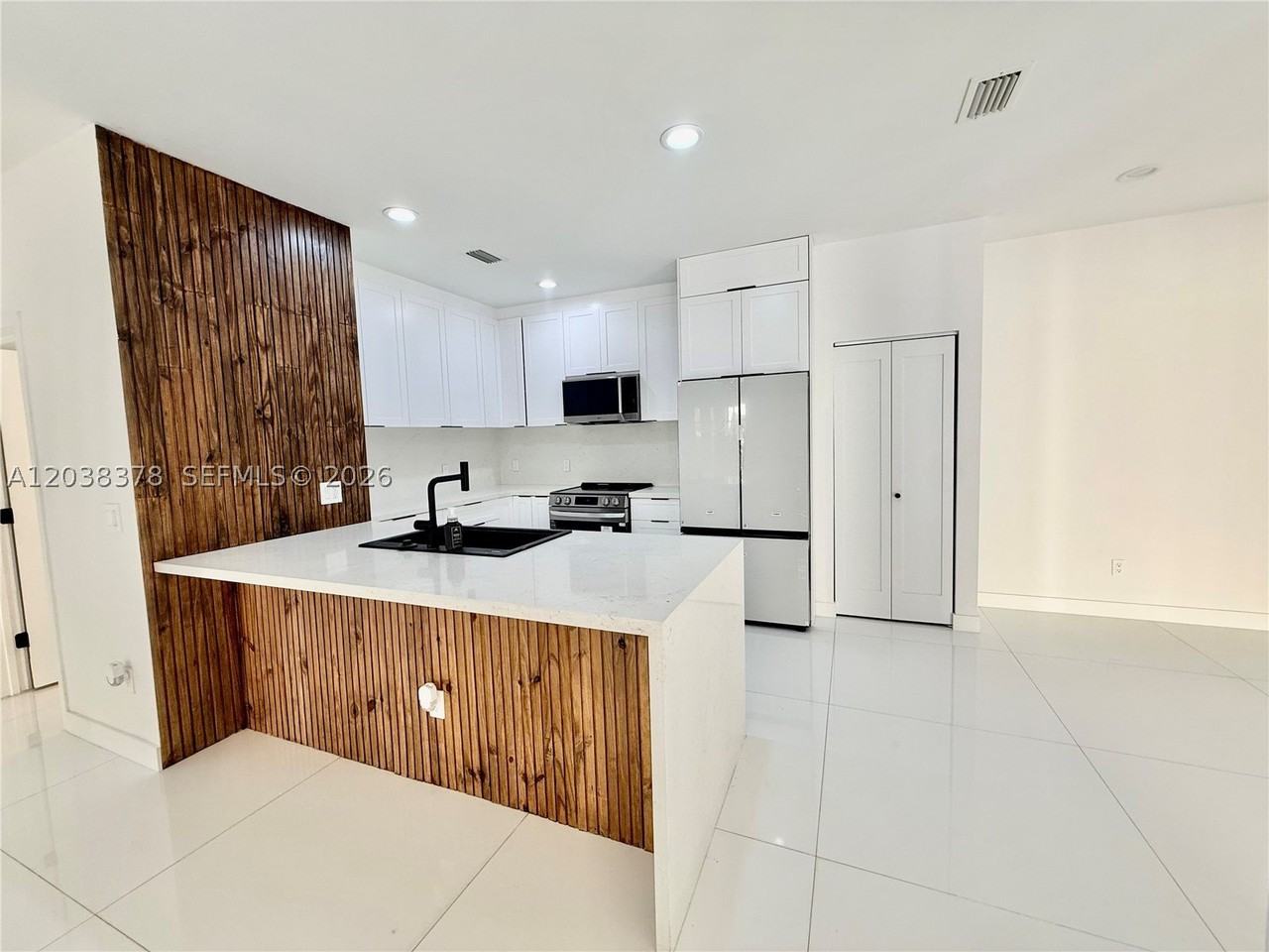 9425 Nw 47th Ter - Photo 6 of 39