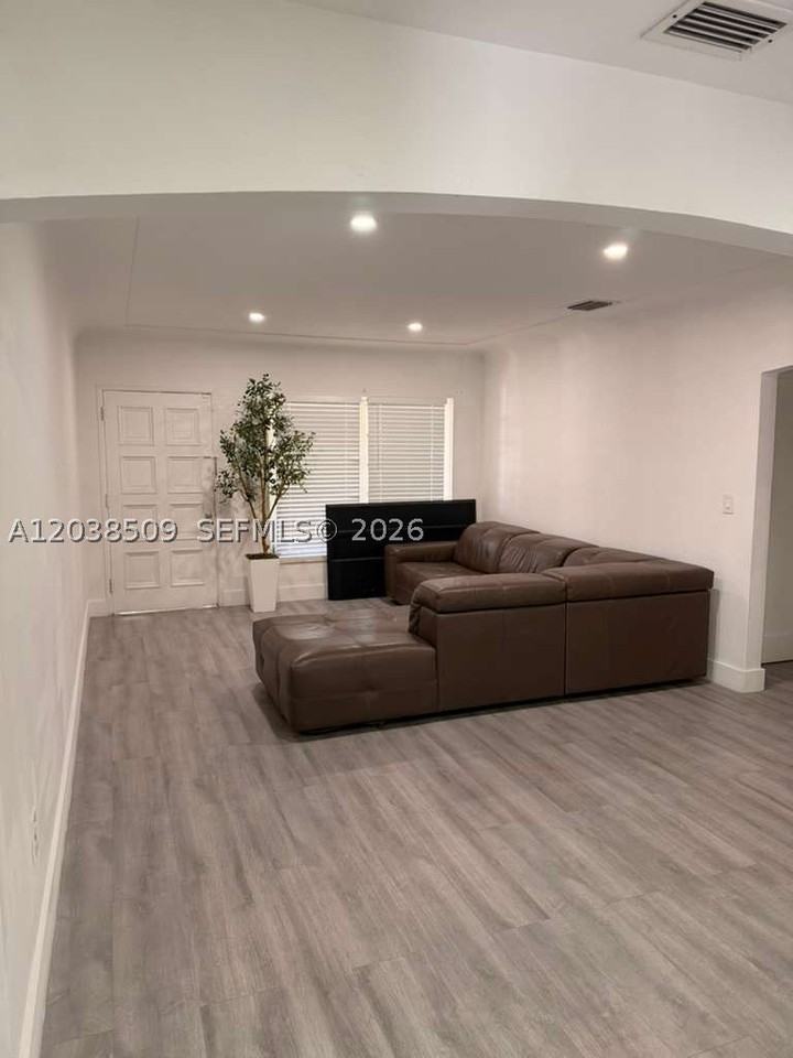 2920 Sw 15th St - Photo 4 of 9