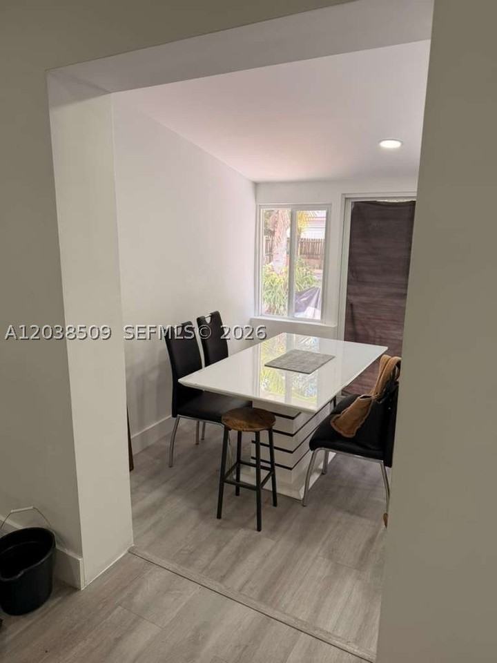 2920 Sw 15th St - Photo 6 of 9