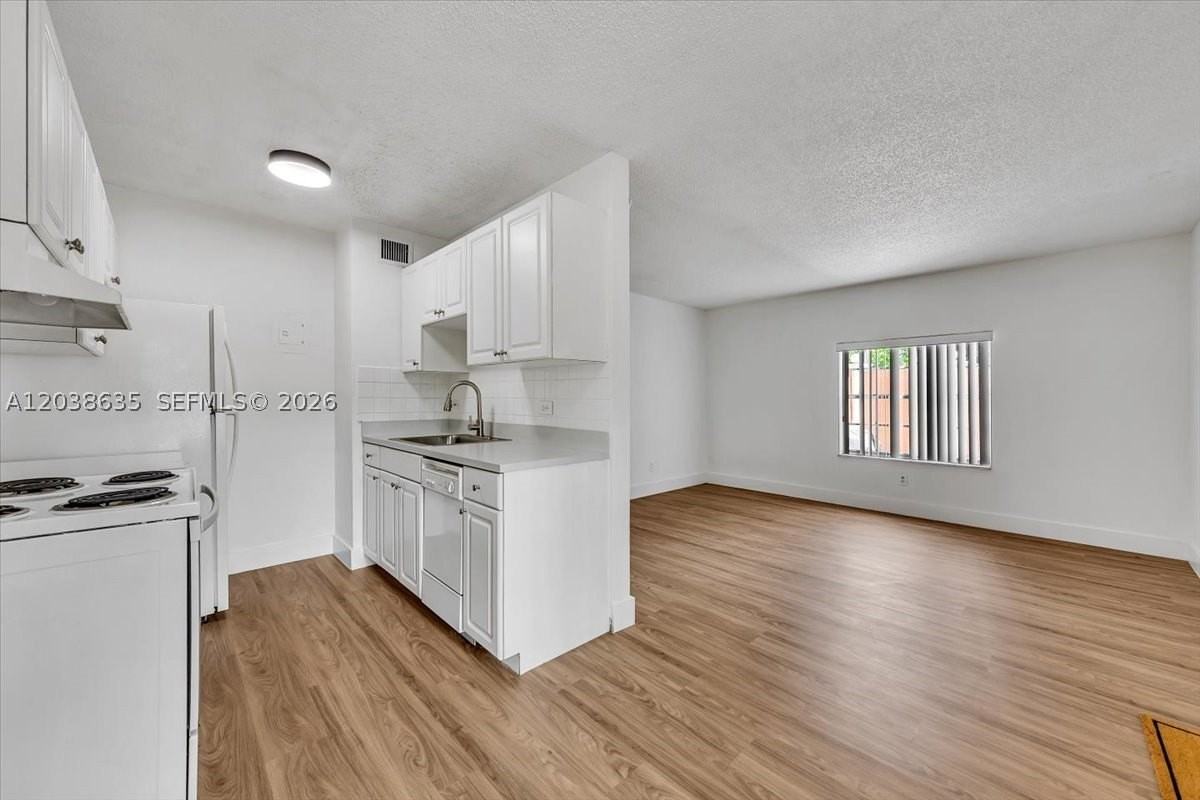 1405 Miami Rd #7 - Photo 4 of 33