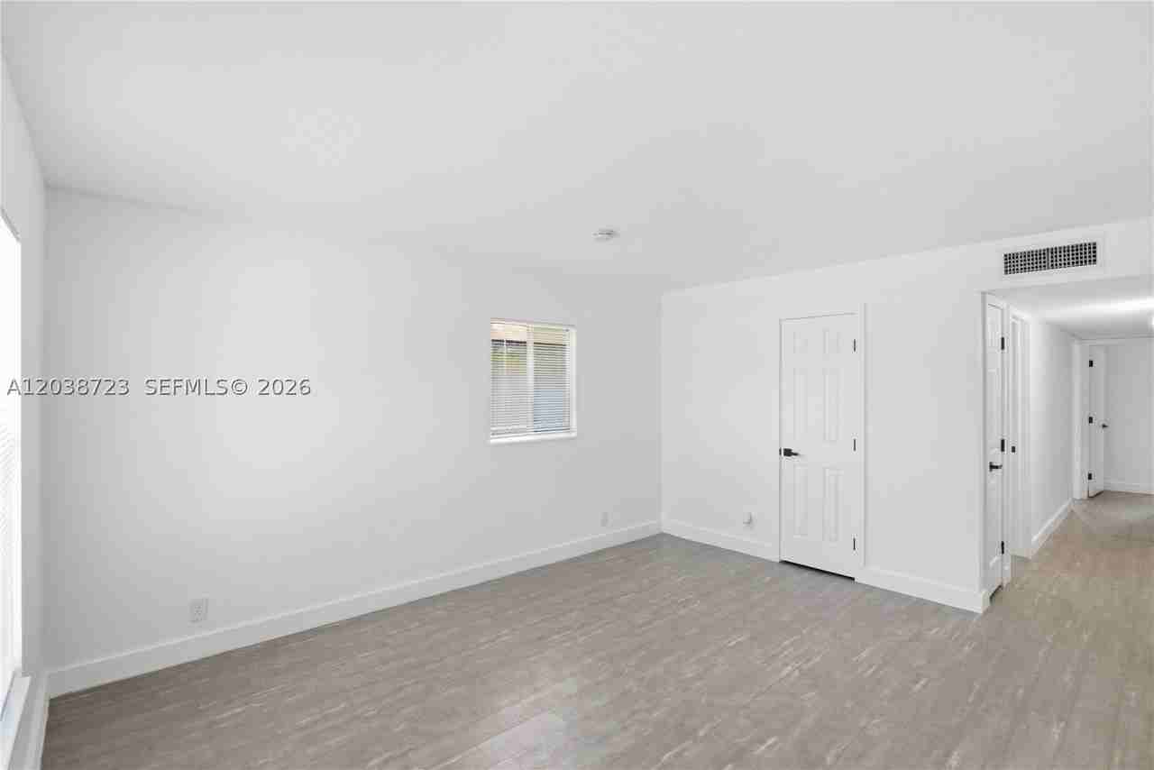 921 Nw 5th Ave - Photo 4 of 22