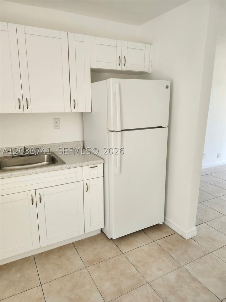 726 21st St #3 - Photo 3 of 3
