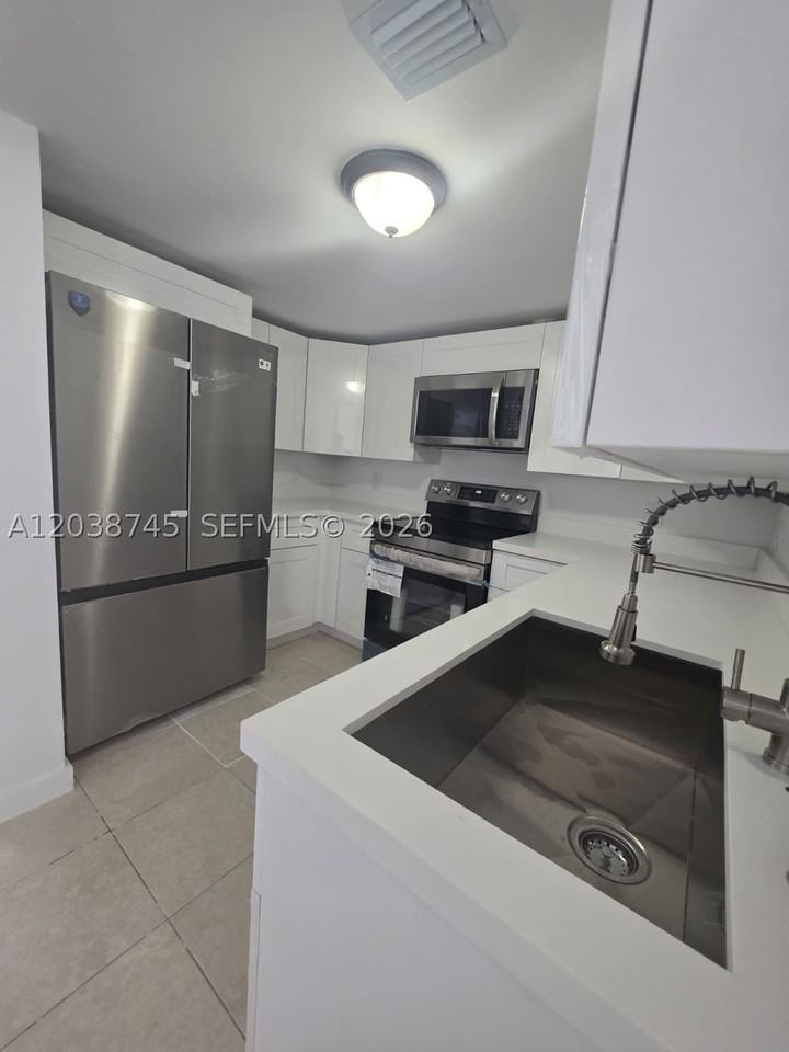 831 Sw 3rd St #831 - Photo 4 of 19