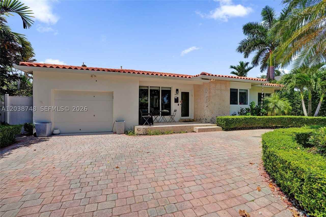 2025 Alamanda Dr - Photo 3 of 30