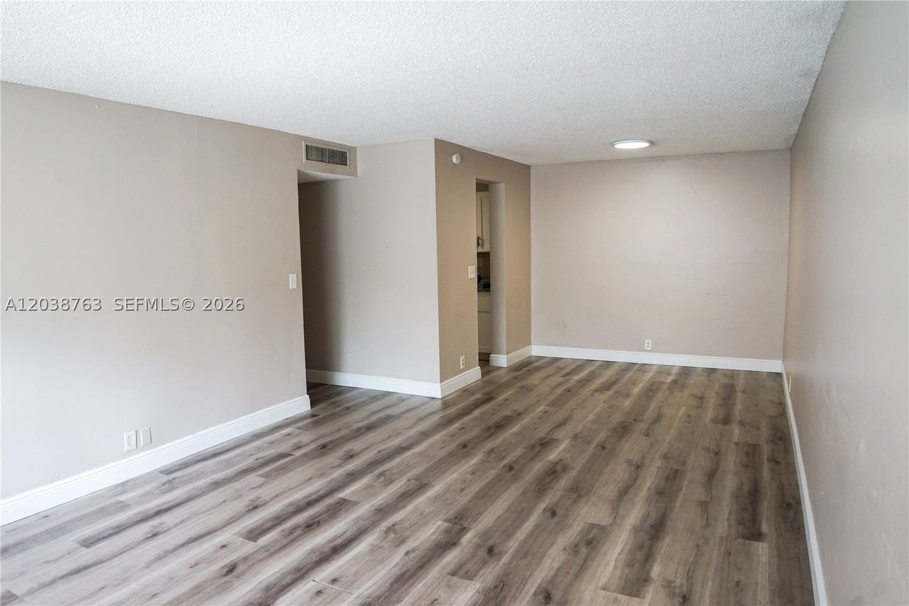 4240 Woodside Dr #4 - Photo 2 of 11