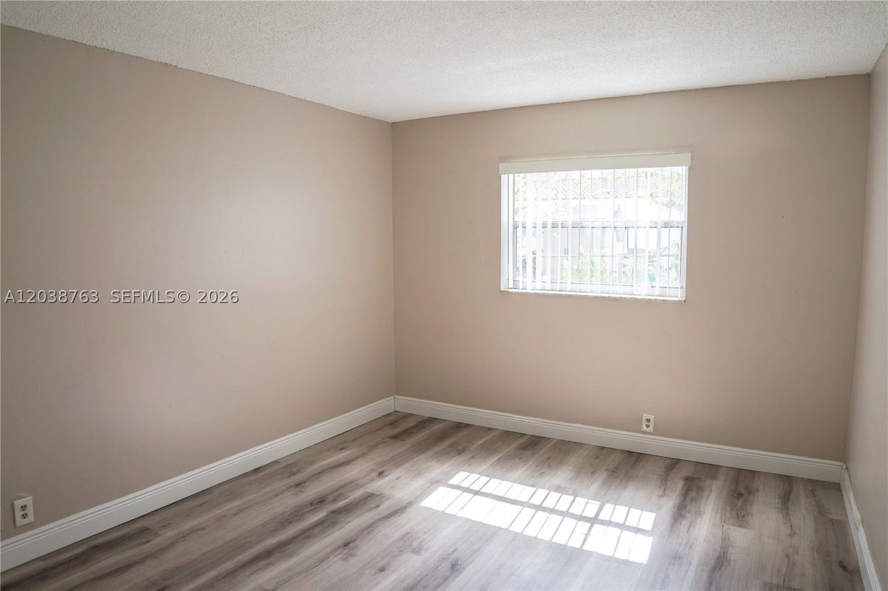 4240 Woodside Dr #4 - Photo 5 of 11