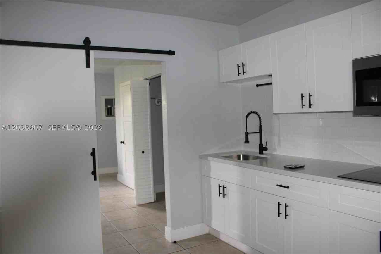3825 Sw 88th Ct #B - Photo 5 of 15