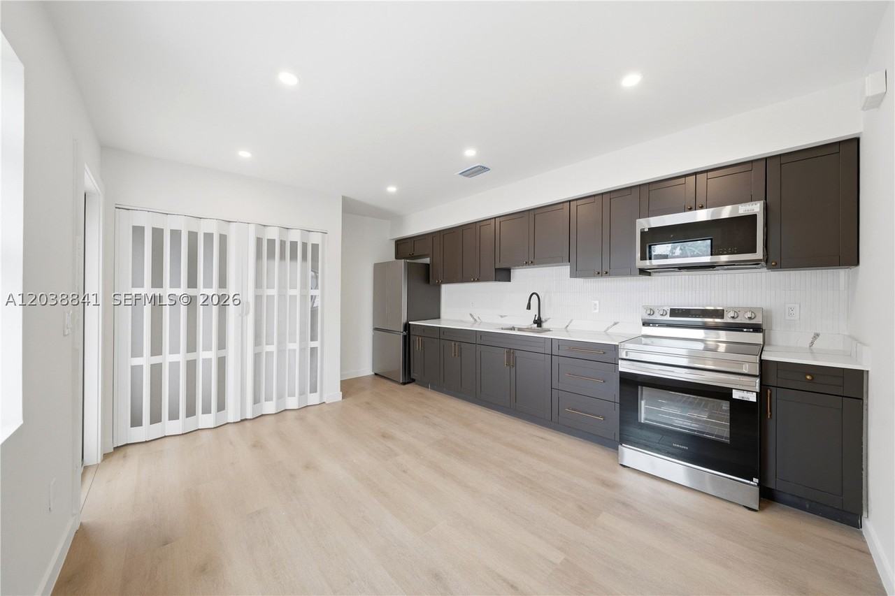 1861 Nw 27th St #1 - Photo 6 of 23