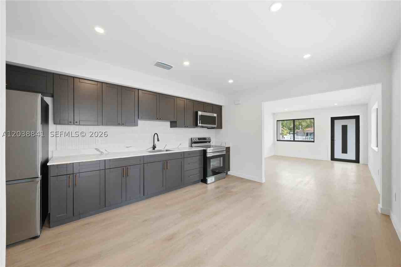 1861 Nw 27th St #1 - Photo 7 of 23