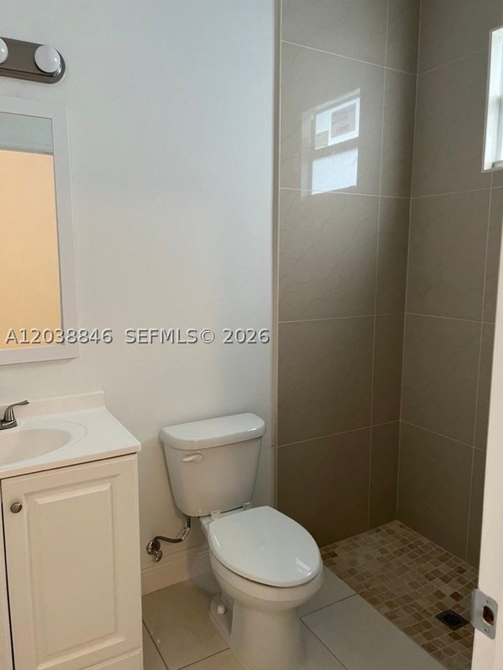 1533 W 26th Ct #2B - Photo 3 of 4