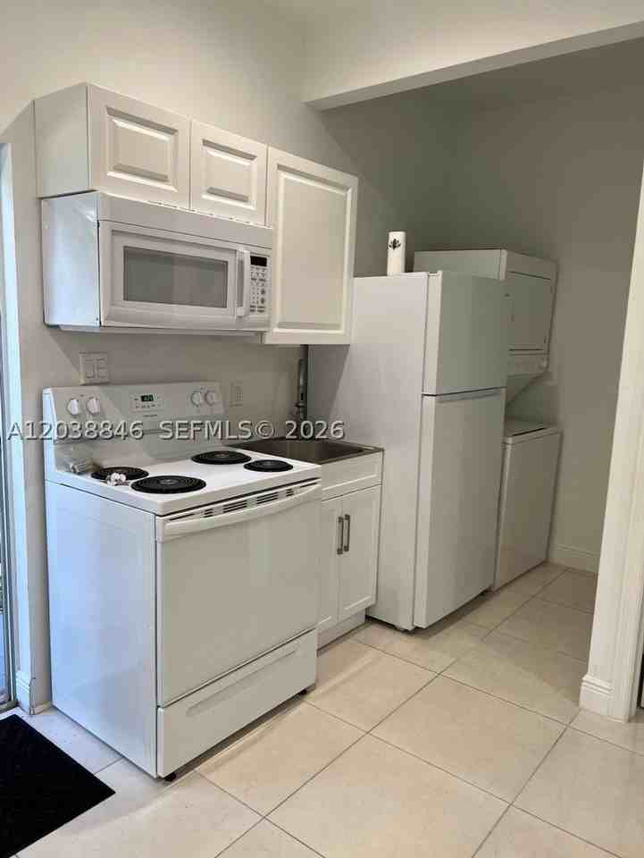 1533 W 26th Ct #2B - Photo 4 of 4