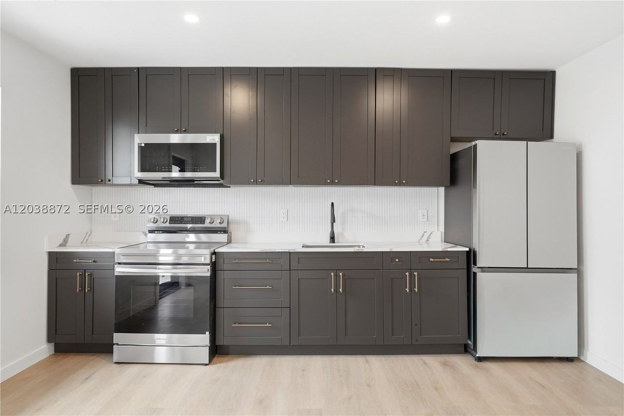 1861 Nw 27th St #2 - Photo 4 of 16