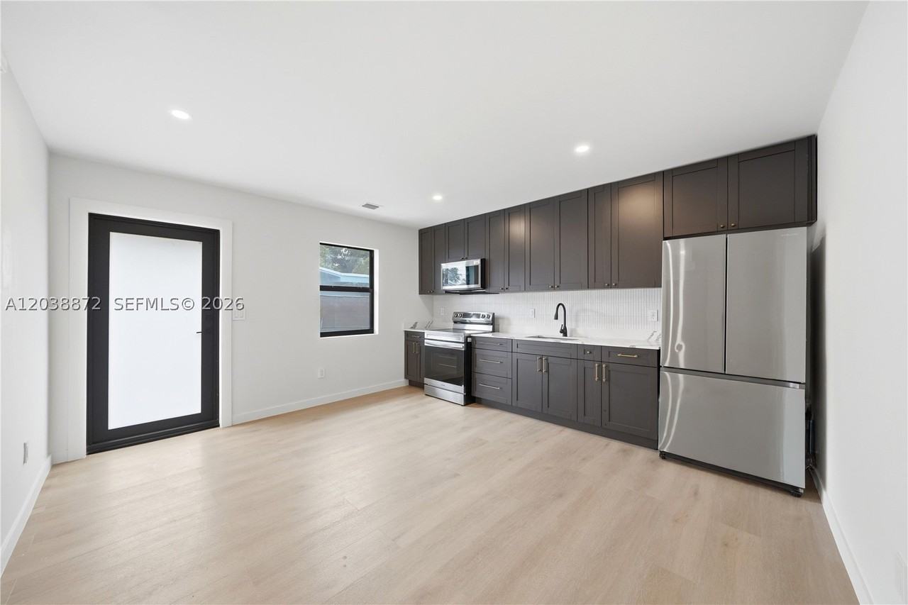 1861 Nw 27th St #2 - Photo 5 of 16