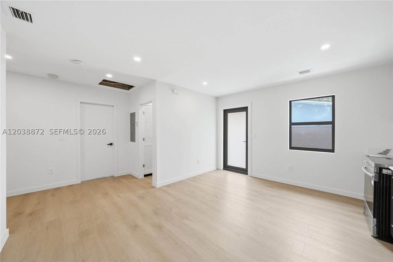 1861 Nw 27th St #2 - Photo 6 of 16