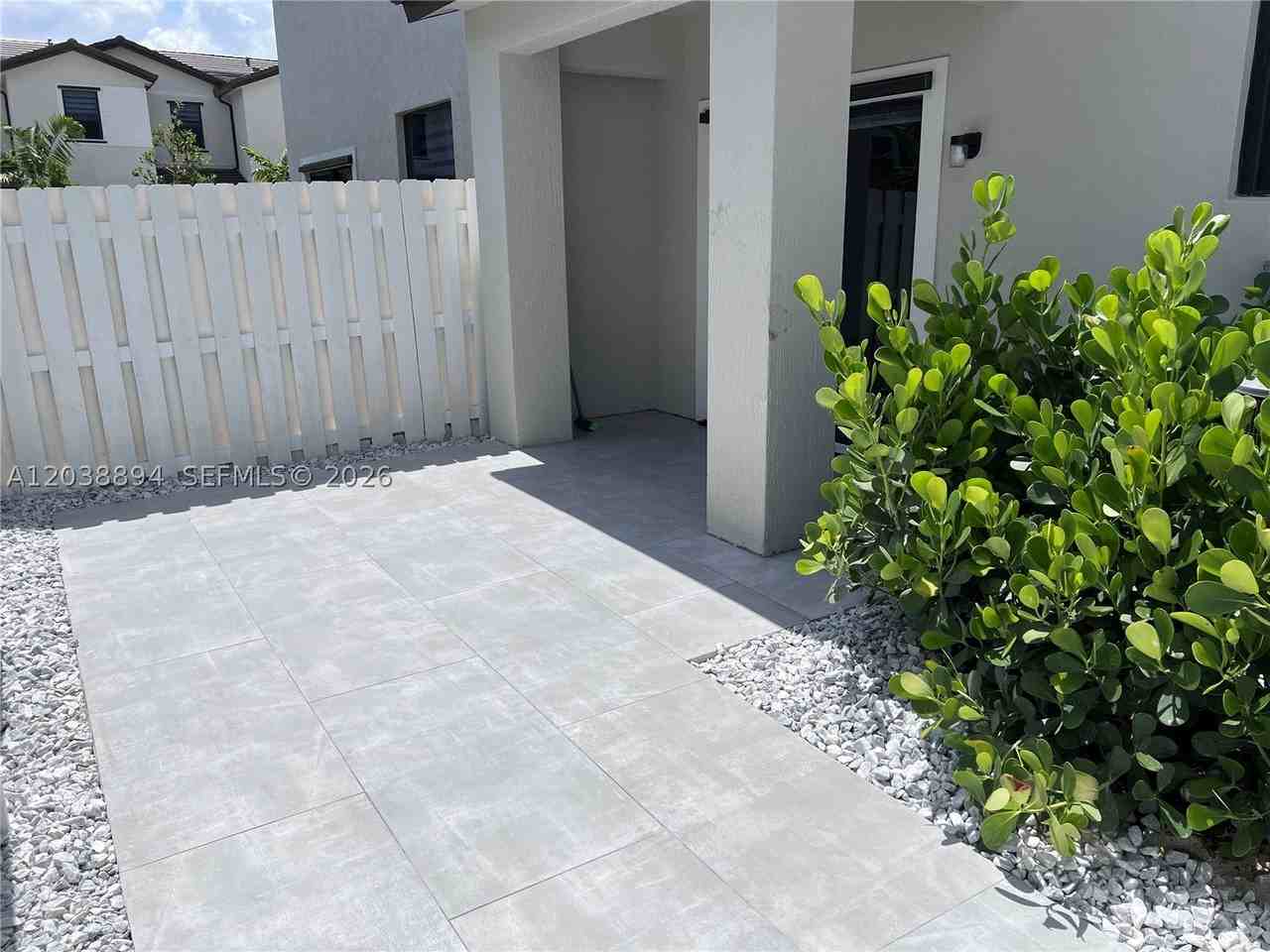 15925 SW SW 2 PL - Photo 5 of 24