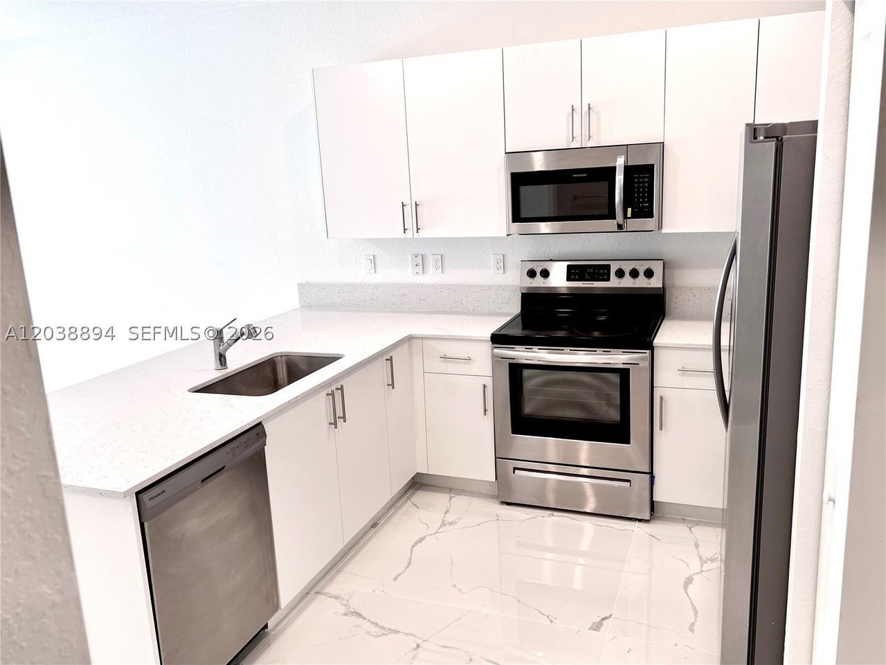 15925 SW SW 2 PL - Photo 6 of 24