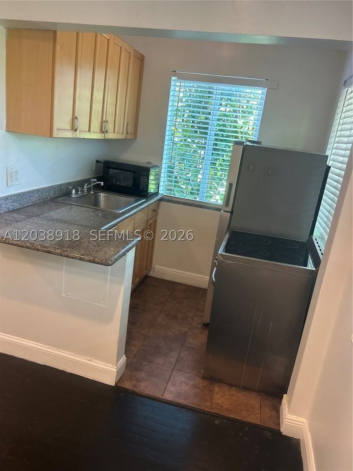 8260 Byron Ave #5 - Photo 3 of 4