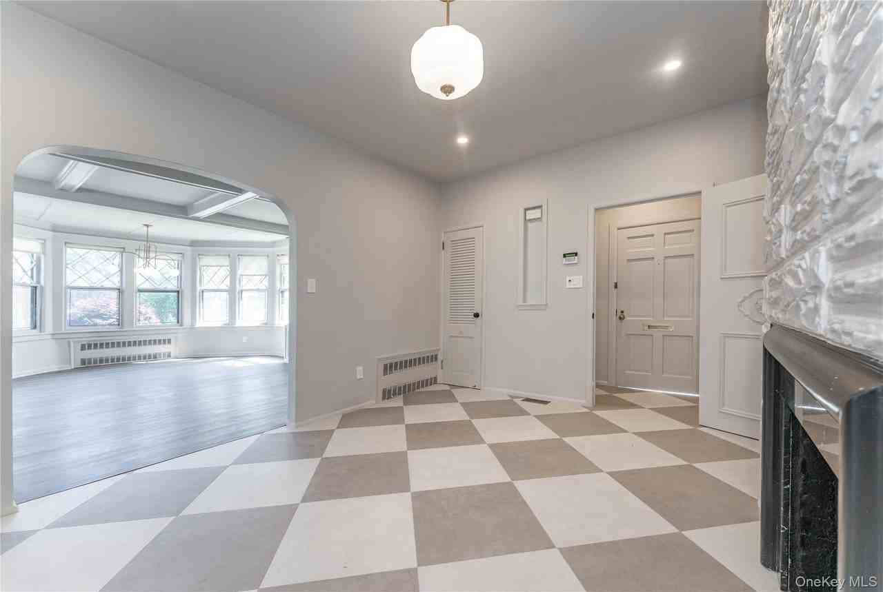 486 Oxford Rd - Photo 3 of 31