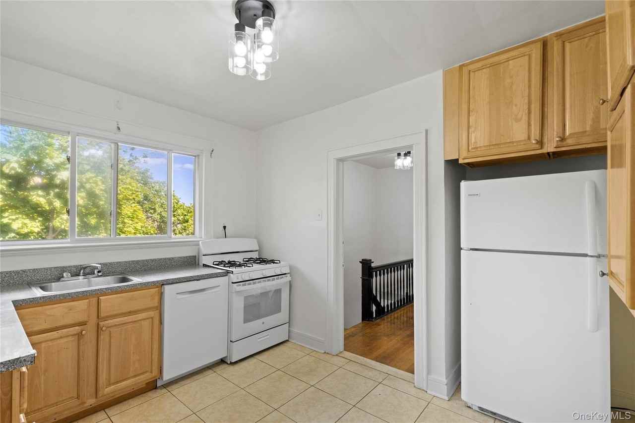 245 W Walnut St - Photo 3 of 16