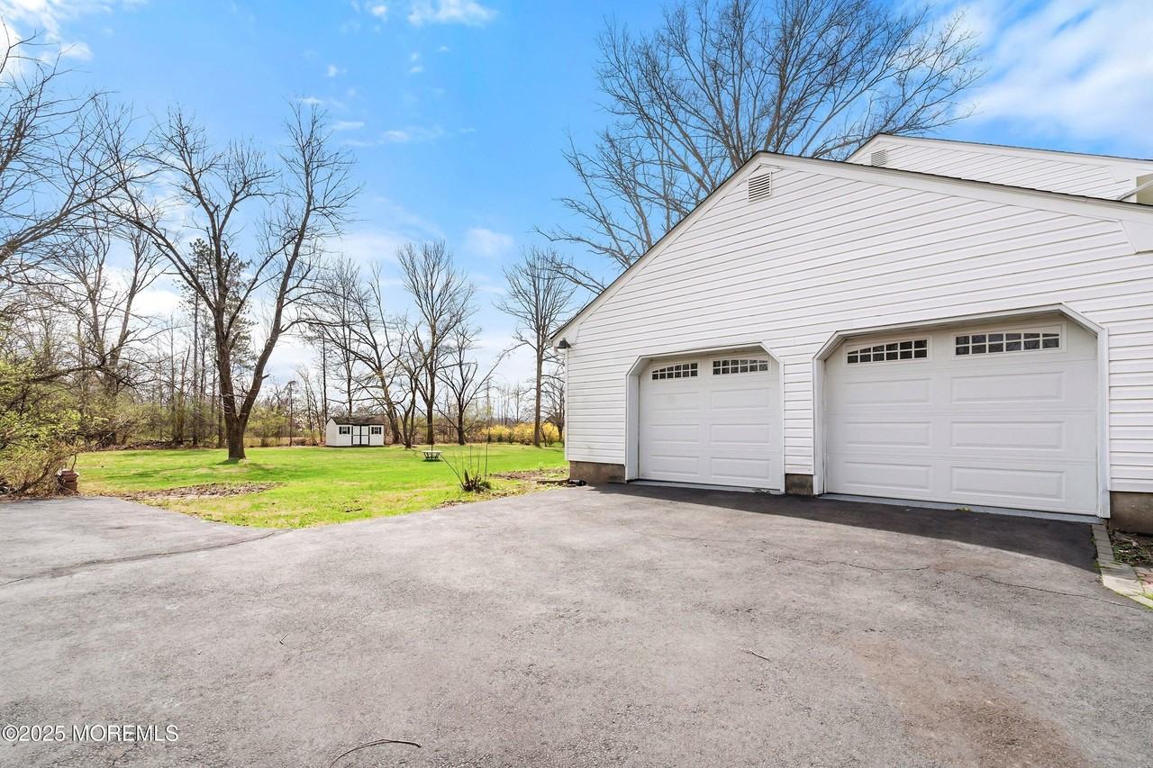10 Monroe Ct - Photo 4 of 37