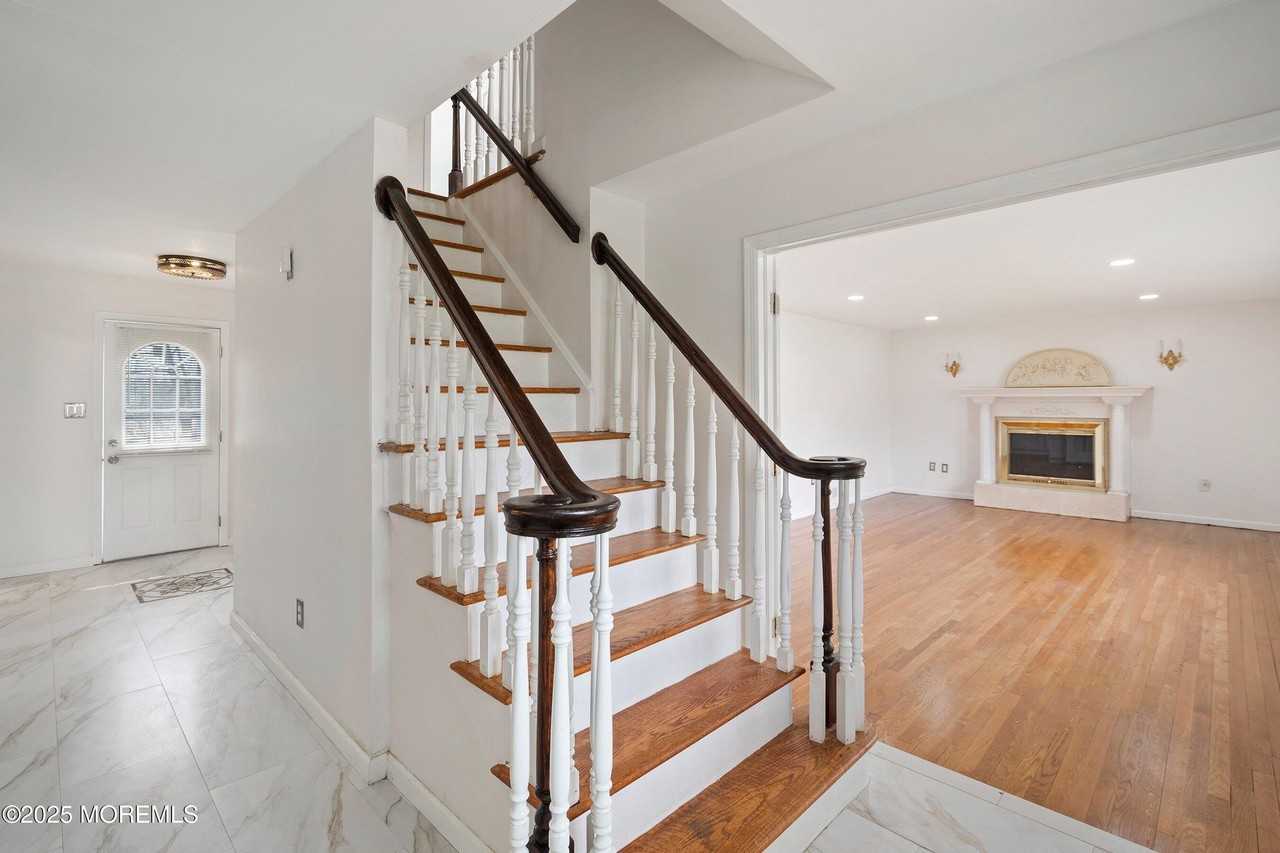 10 Monroe Ct - Photo 6 of 37